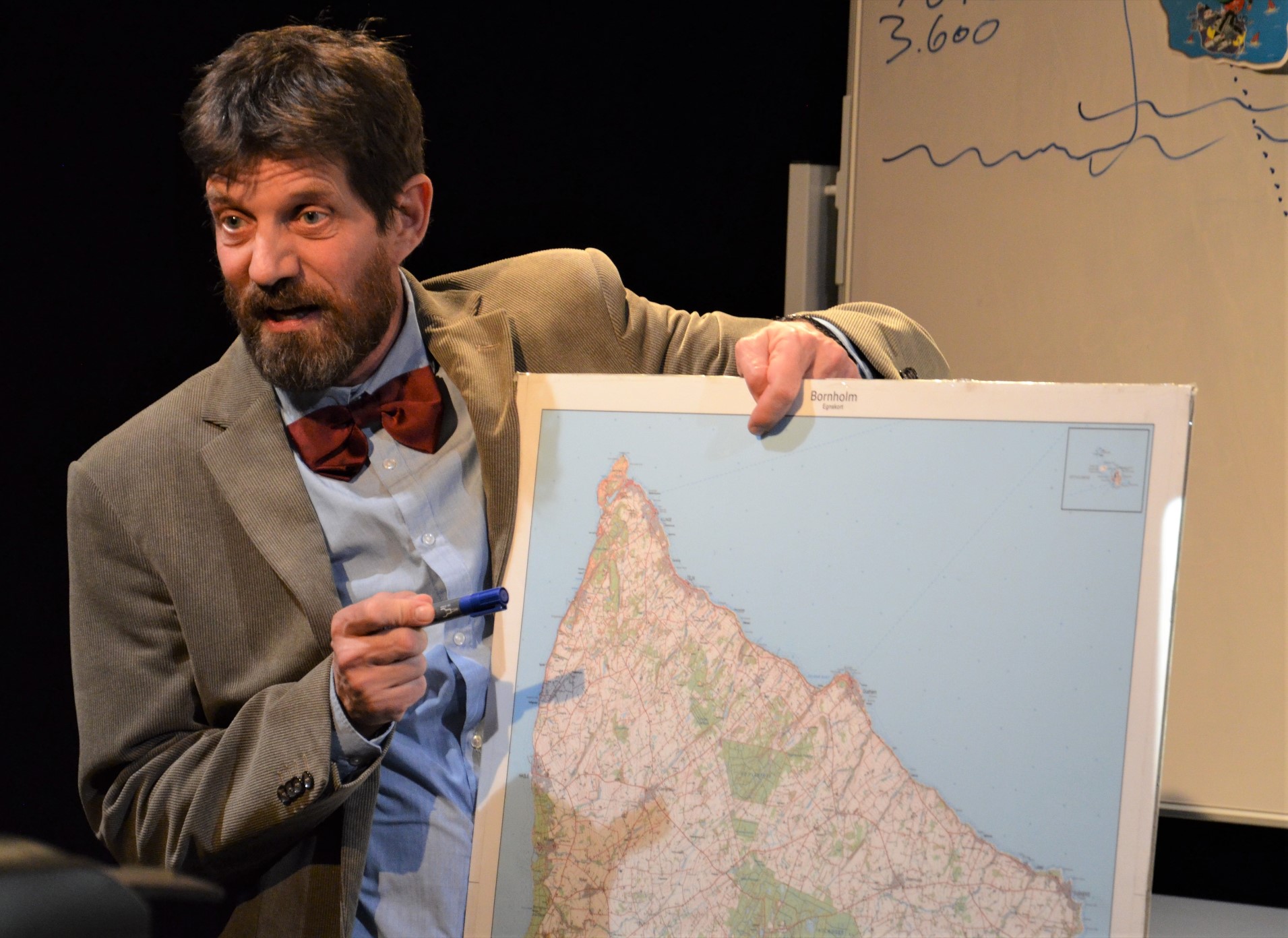 I 'Bornholmerne' fra 2020 fik vi den store fortælling om Bornholm og hvad en  bornholmer egentlig er for en størrelse. Kyndigt fortalt af Morten Hauch-Fausbøll i rollen som antropolog. Foto: Kim Caspersen