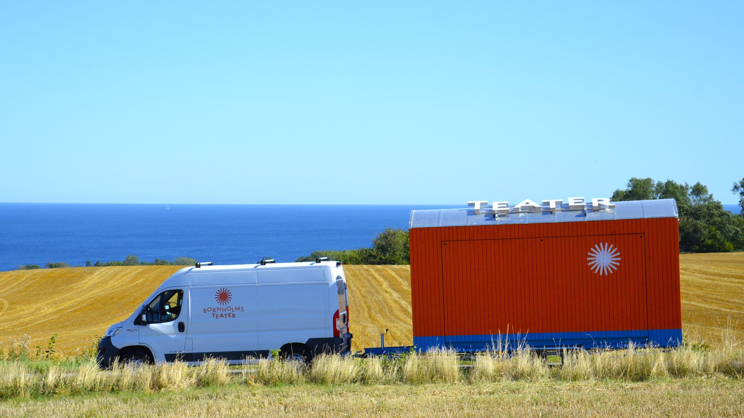 The 'Sunshine Theatre' is built around a mobile stage in the form of a trailer, where one side can be folded down to serve as the stage. It became a frequent sight on the roads of Bornholm in the summer of 2025 and will continue to be so in the coming years. Photo: Kim Caspersen/Bornholm’s Theatre.